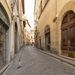 https://sprone-house.it-tuscanyhotel.com